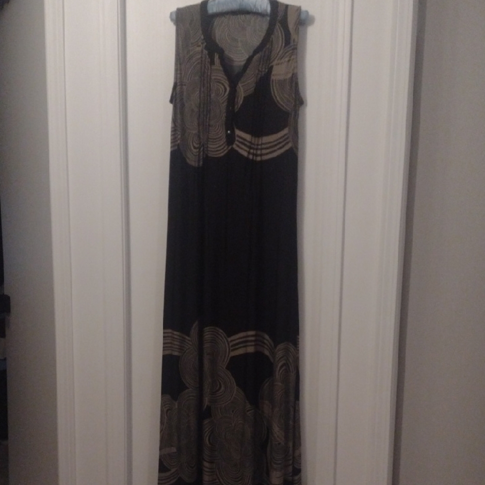 Reborn Black and Tan V-Neck Sleeveless Maxi Dress